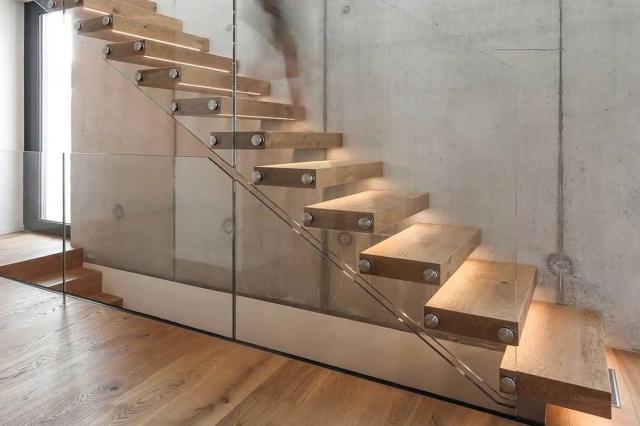Ein echtes Highlight: Kragarmtreppe mit Glas und LED-Beleuchtung