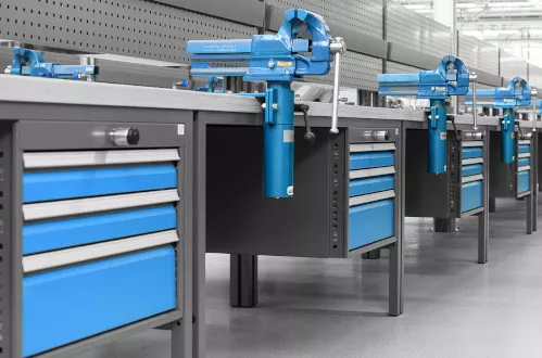 Bild: Werkbänke und Montagetische