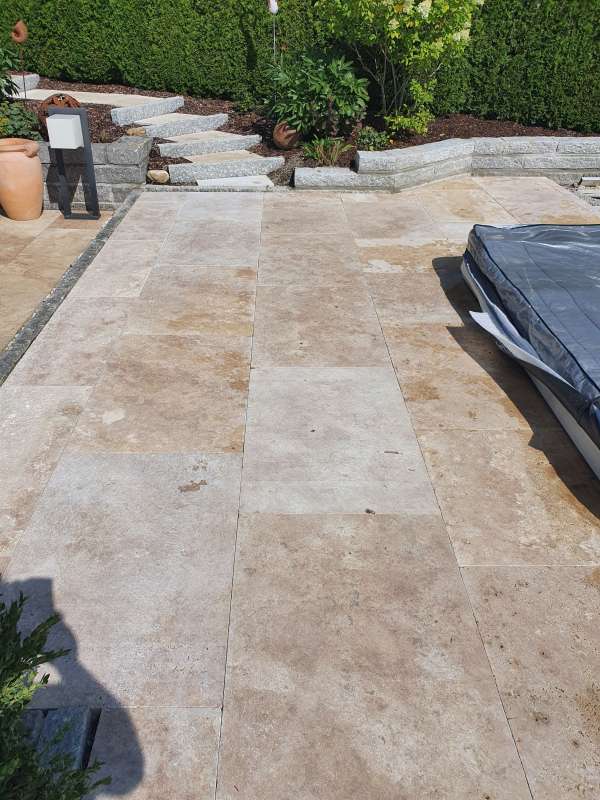 Bild von Adi Fliesenleger - Fliesen & Fliesenleger in Meitingen und Umgebung - Titel: Schwimmbadumrandung in Steinfliesen - Bild 2