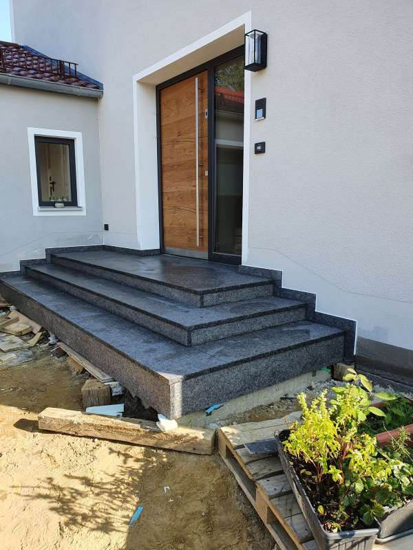 Bild von Adi Fliesenleger - Fliesen & Fliesenleger in Meitingen und Umgebung - Titel: Eingangstreppe in Stein