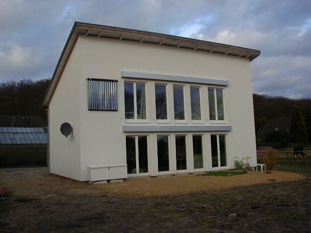 BAU.DE / BAU-Forum: 1. Bild zu Antwort "Fassadenkollektor: Beispiel f&uuml;r R&ouml;hrenkollektor am Passivhaus" auf die Frage "Solaranlage: Dachmontage vs. Wandmontage &ndash; Vor- & Nachteile, Kosten?" im BAU-Forum "Nutzung alternativer Energieformen"