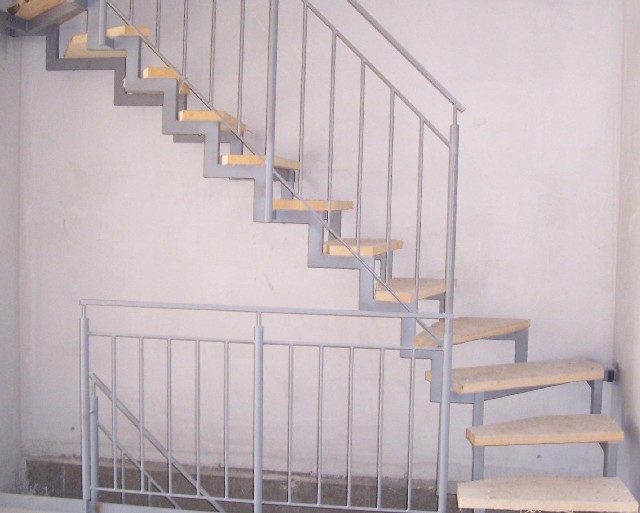 BAU.DE / BAU-Forum: 1. Bild zu Frage "Treppengel&auml;nder streichen im Neubau: Materialbedarf, Farbe (Silber/Edelstahl-Look) & Lack-Empfehlungen" im BAU-Forum "Ausbauarbeiten"