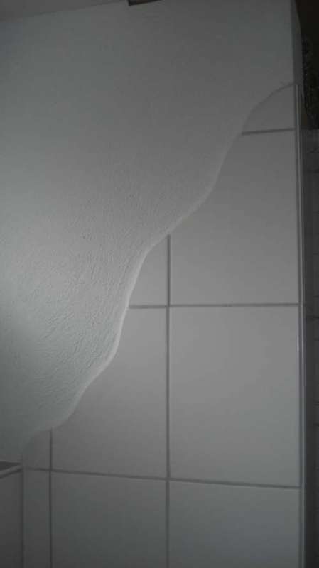 BAU.DE / BAU-Forum: 1. Bild zu Antwort "Wandgestaltung Bad: Spritzwasserbereich mit Streichputz abdichten" auf die Frage "Wandanstrich im Bad: Welche Farbe & welcher Putz sind geeignet? Tipps zu Feuchtigkeit & Schimmel" im BAU-Forum "Ausbauarbeiten"