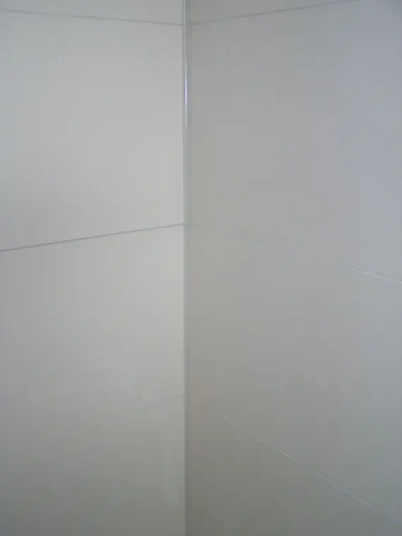 BAU.DE / BAU-Forum: 1. Bild zu Frage "Feinsteinzeug Wandfliesen im Bad: Verlegefehler, M&auml;ngel & Kosten f&uuml;r Gutachter?" im BAU-Forum "Ausbauarbeiten"