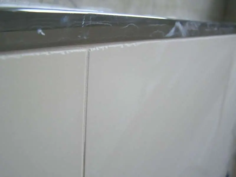 BAU.DE / BAU-Forum: 3. Bild zu Frage "Feinsteinzeug Wandfliesen im Bad: Verlegefehler, M&auml;ngel & Kosten f&uuml;r Gutachter?" im BAU-Forum "Ausbauarbeiten"