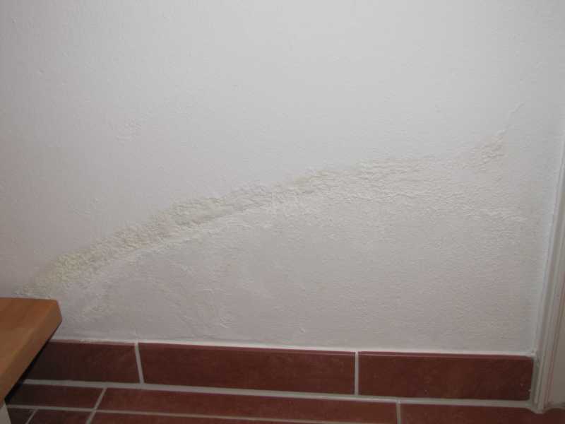 BAU.DE / BAU-Forum: 1. Bild zu Frage "Wandfarbe löst sich, Blasen, Kristalle: Ursachen, Sanierung & Risiken im Keller?" im BAU-Forum "Ausbauarbeiten" BAU.DE / BAU-Forum: 1. Bild zu Frage "Wandfarbe löst sich, Blasen, Kristalle: Ursachen, Sanierung & Risiken im Keller?" im BAU-Forum "Ausbauarbeiten"