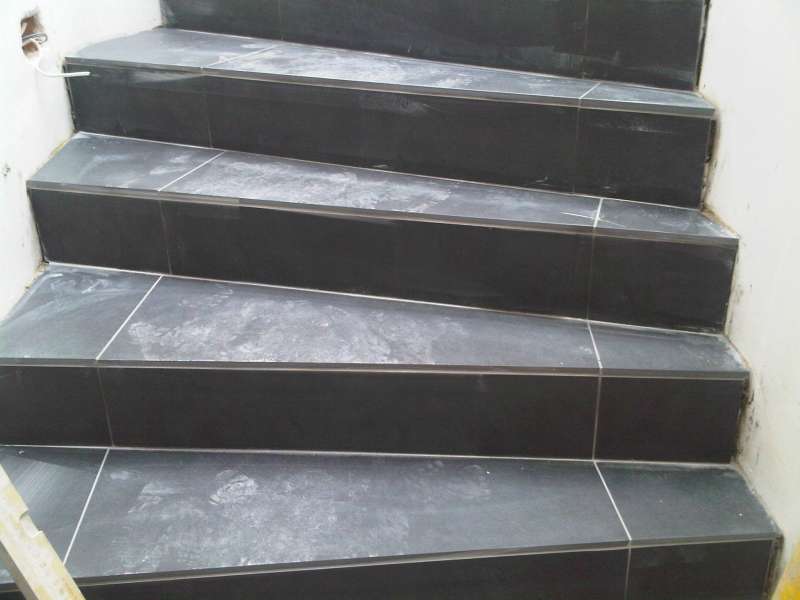 BAU.DE / BAU-Forum: 1. Bild zu Frage "Fliesen verlegen auf gewendelter Treppe: Kosten, Material & Anleitung?" im BAU-Forum "Ausbauarbeiten"