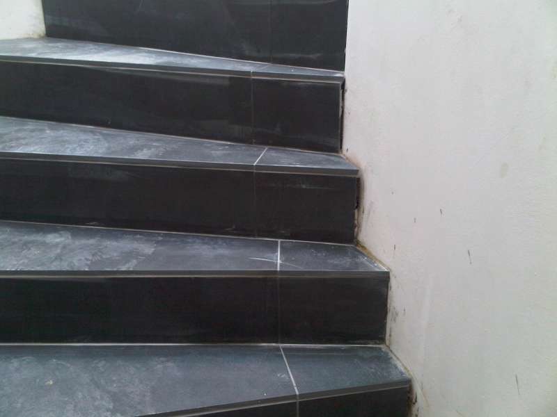 BAU.DE / BAU-Forum: 3. Bild zu Frage "Fliesen verlegen auf gewendelter Treppe: Kosten, Material & Anleitung?" im BAU-Forum "Ausbauarbeiten"