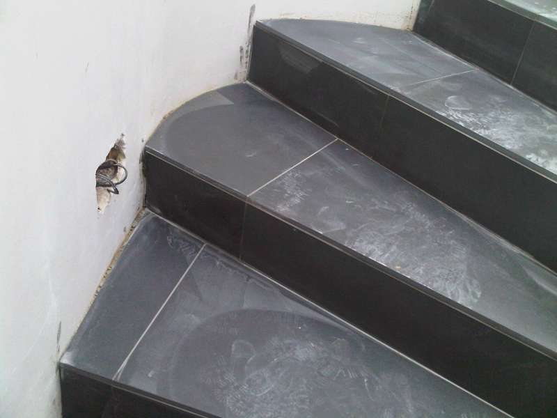 BAU.DE / BAU-Forum: 4. Bild zu Frage "Fliesen verlegen auf gewendelter Treppe: Kosten, Material & Anleitung?" im BAU-Forum "Ausbauarbeiten"