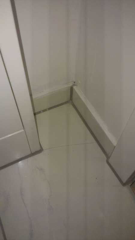 BAU.DE / BAU-Forum: 1. Bild zu Frage "Fliese gesprungen nach der Abnahme vom Neubau? Wer tr&auml;gt die Kosten?" im BAU-Forum "Ausbauarbeiten"