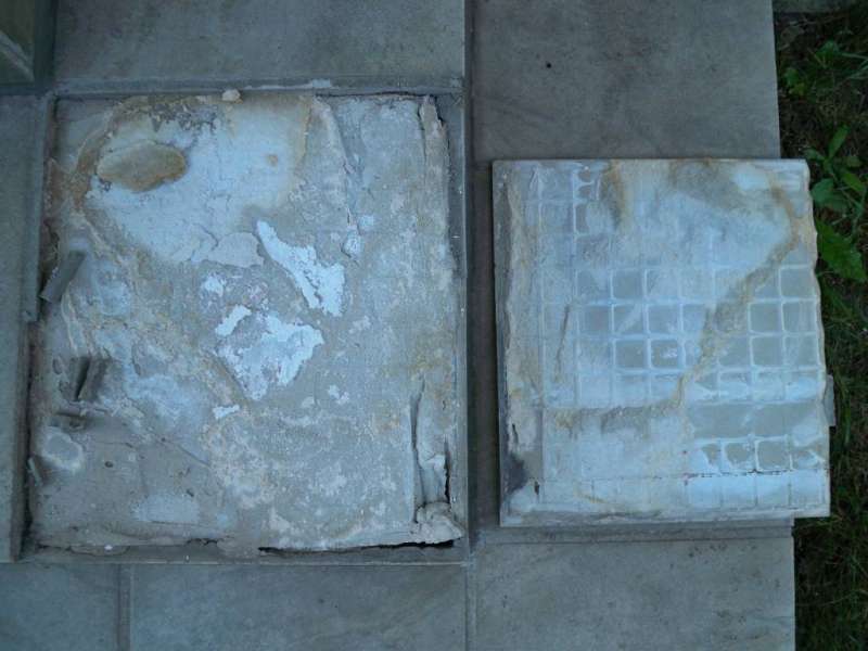 BAU.DE / BAU-Forum: 1. Bild zu Antwort "Fliesen ankleben: Hohlr&auml;ume unter vertikalen Fliesen verf&uuml;llen" auf die Frage "Fliesen im Au&szlig;enbereich ankleben: Anleitung, Kleber-Wahl, Tiefengrund n&ouml;tig? Haltbarkeit?" im BAU-Forum "Ausbauarbeiten"