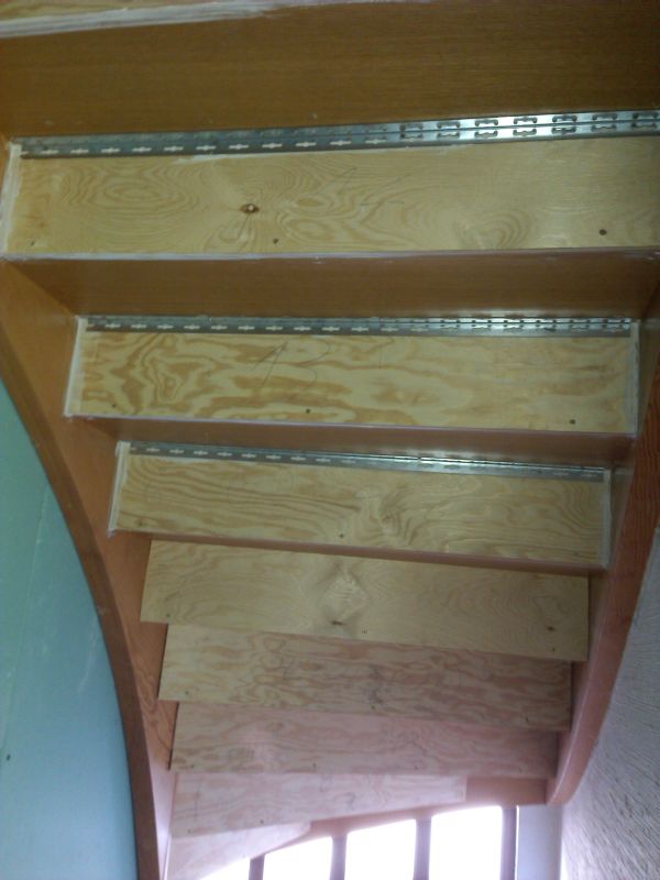 BAU.DE / BAU-Forum: 1. Bild zu Frage "Wangenholztreppe unterseitig d&auml;mmen und verschlie&szlig;en" im BAU-Forum "Ausbauarbeiten"