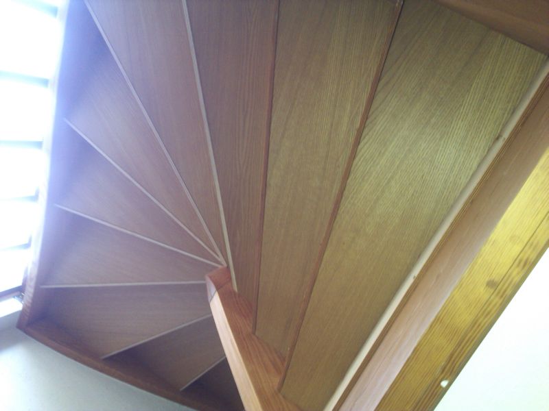 BAU.DE / BAU-Forum: 2. Bild zu Frage "Wangenholztreppe unterseitig d&auml;mmen und verschlie&szlig;en" im BAU-Forum "Ausbauarbeiten"