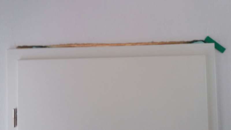 BAU.DE / BAU-Forum: 1. Bild zu Antwort "T&uuml;rzarge Spalt: Fotos zeigen ungleichm&auml;&szlig;igen Mauerdurchbruch" auf die Frage "T&uuml;rzarge Spaltma&szlig; zur Wand: 2 cm normal? Ursachen, L&ouml;sungen & Kosten f&uuml;r Korrektur" im BAU-Forum "Ausbauarbeiten"