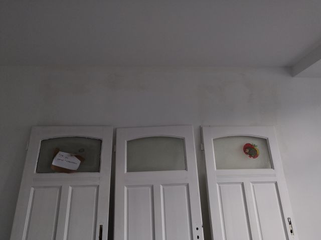 BAU.DE / BAU-Forum: 3. Bild zu Frage "Isoliergrundierung nach Raucherwohnung: Fleckenbildung, Ursachen & L&ouml;sungen f&uuml;r Altbau?" im BAU-Forum "Ausbauarbeiten"