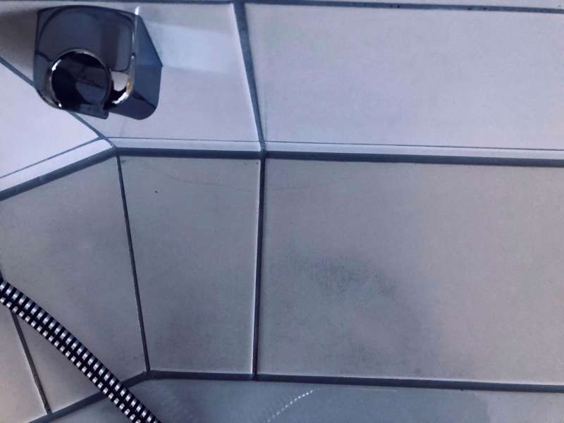 BAU.DE / BAU-Forum: 2. Bild zu Antwort "Fotos" auf die Frage "Risse in Fliesen: Ursachen, Bewertung & Maßnahmen – Sind Haarrisse normal?" im BAU-Forum "Ausbauarbeiten" BAU.DE / BAU-Forum: 2. Bild zu Antwort "Fotos" auf die Frage "Risse in Fliesen: Ursachen, Bewertung & Maßnahmen – Sind Haarrisse normal?" im BAU-Forum "Ausbauarbeiten"