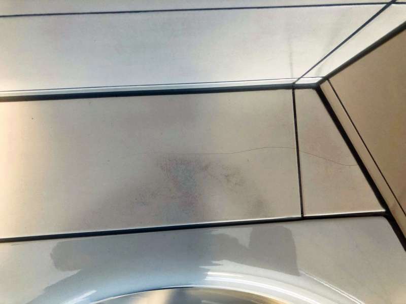 BAU.DE / BAU-Forum: 3. Bild zu Antwort "Fotos" auf die Frage "Risse in Fliesen: Ursachen, Bewertung & Maßnahmen – Sind Haarrisse normal?" im BAU-Forum "Ausbauarbeiten" BAU.DE / BAU-Forum: 3. Bild zu Antwort "Fotos" auf die Frage "Risse in Fliesen: Ursachen, Bewertung & Maßnahmen – Sind Haarrisse normal?" im BAU-Forum "Ausbauarbeiten"