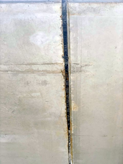 BAU.DE / BAU-Forum: 1. Bild zu Antwort "Balkon-Betonfuge: Bilder zur Beurteilung der Belastung" auf die Frage "Betonfuge im Au&szlig;enbereich abdichten: Sikaflex, Acryl oder PU-Dichtstoff? Anleitung & Kosten" im BAU-Forum "Ausbauarbeiten"