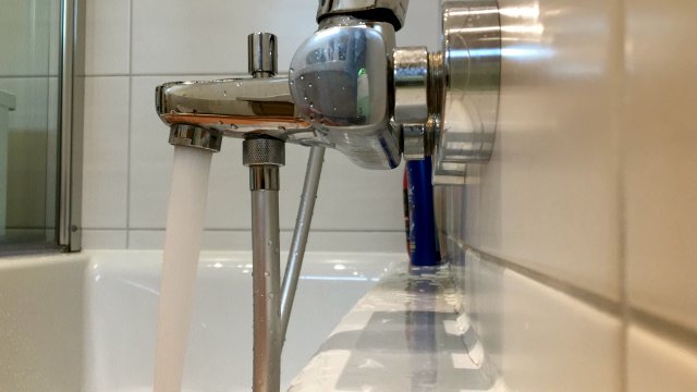 BAU.DE / BAU-Forum: 1. Bild zu Frage "Fliese wölbt sich im Bad: Ursachen, Risiken & Lösungen für gerissene Fliesen?" im BAU-Forum "Ausbauarbeiten" BAU.DE / BAU-Forum: 1. Bild zu Frage "Fliese wölbt sich im Bad: Ursachen, Risiken & Lösungen für gerissene Fliesen?" im BAU-Forum "Ausbauarbeiten"