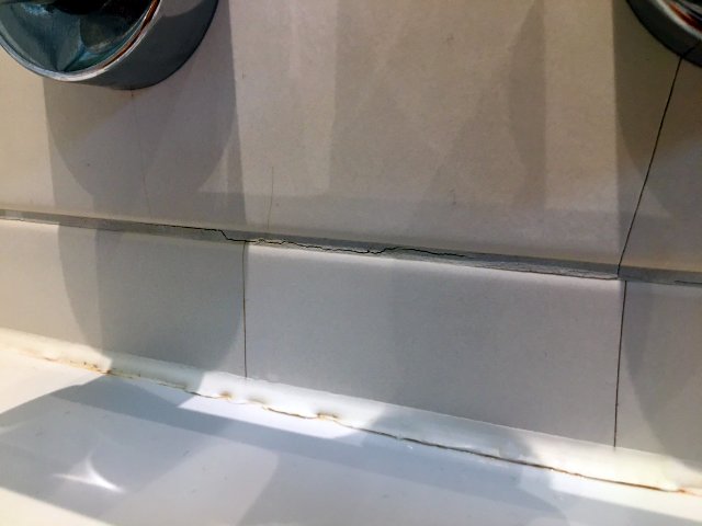 BAU.DE / BAU-Forum: 2. Bild zu Frage "Fliese wölbt sich im Bad: Ursachen, Risiken & Lösungen für gerissene Fliesen?" im BAU-Forum "Ausbauarbeiten" BAU.DE / BAU-Forum: 2. Bild zu Frage "Fliese wölbt sich im Bad: Ursachen, Risiken & Lösungen für gerissene Fliesen?" im BAU-Forum "Ausbauarbeiten"