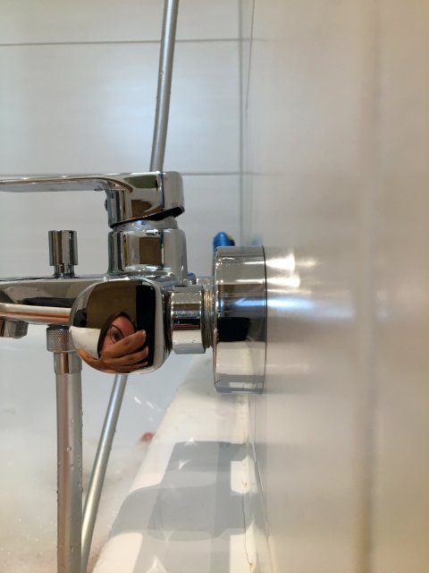 BAU.DE / BAU-Forum: 4. Bild zu Frage "Fliese wölbt sich im Bad: Ursachen, Risiken & Lösungen für gerissene Fliesen?" im BAU-Forum "Ausbauarbeiten" BAU.DE / BAU-Forum: 4. Bild zu Frage "Fliese wölbt sich im Bad: Ursachen, Risiken & Lösungen für gerissene Fliesen?" im BAU-Forum "Ausbauarbeiten"