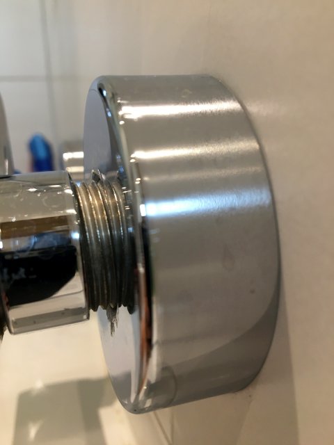 BAU.DE / BAU-Forum: 5. Bild zu Frage "Fliese wölbt sich im Bad: Ursachen, Risiken & Lösungen für gerissene Fliesen?" im BAU-Forum "Ausbauarbeiten" BAU.DE / BAU-Forum: 5. Bild zu Frage "Fliese wölbt sich im Bad: Ursachen, Risiken & Lösungen für gerissene Fliesen?" im BAU-Forum "Ausbauarbeiten"