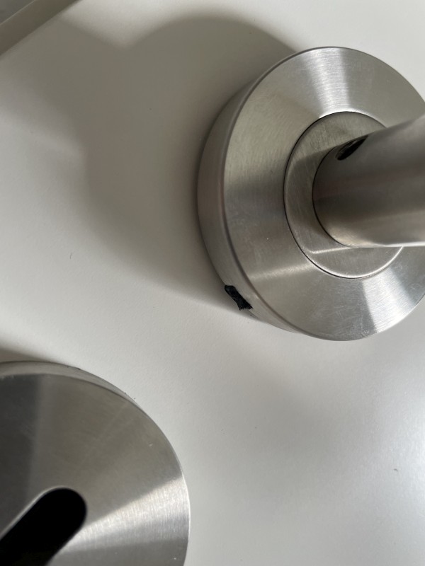 BAU.DE / BAU-Forum: 1. Bild zu Frage "T&uuml;rdr&uuml;cker Rosette demontieren: Anleitung zum Abnehmen mit Nut" im BAU-Forum "Ausbauarbeiten"