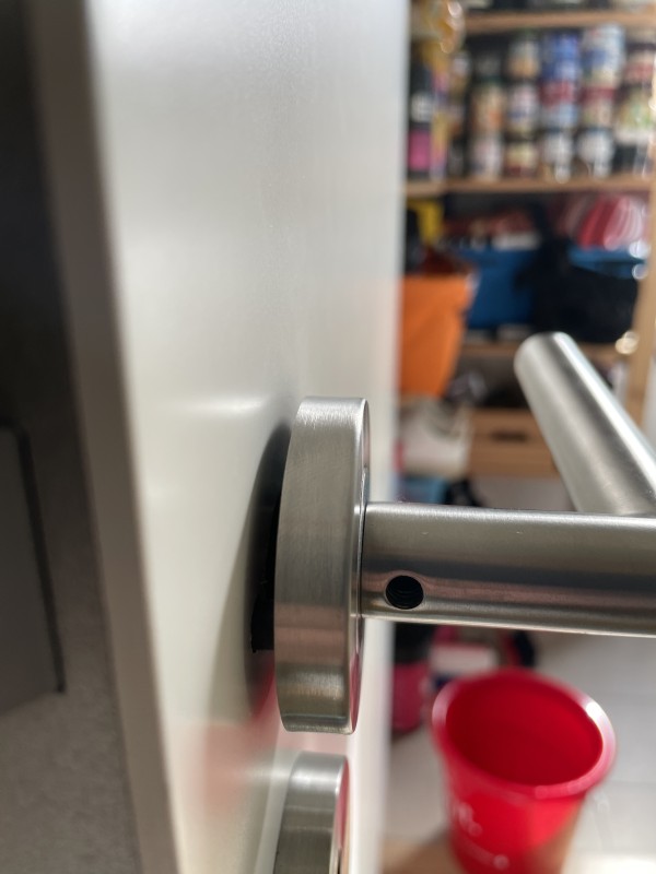 BAU.DE / BAU-Forum: 2. Bild zu Frage "T&uuml;rdr&uuml;cker Rosette demontieren: Anleitung zum Abnehmen mit Nut" im BAU-Forum "Ausbauarbeiten"