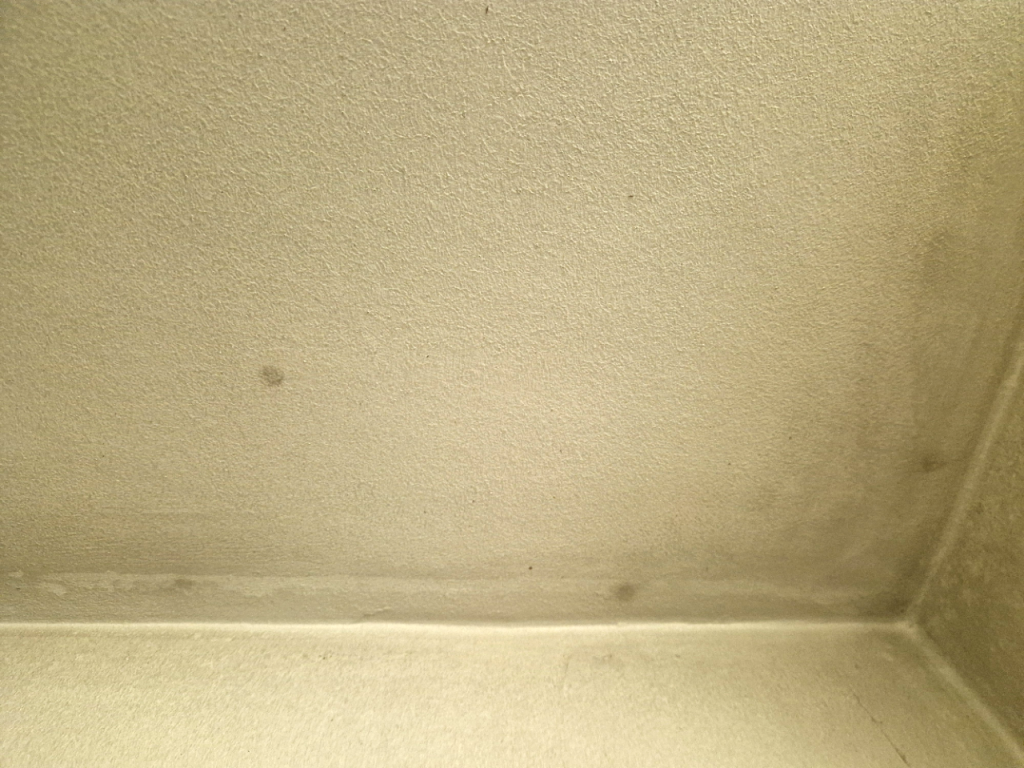 BAU.DE / BAU-Forum: 2. Bild zu Frage "Rostflecken von Schrauben in Gipskartondecke: Wie dauerhaft &uuml;berstreichen?" im BAU-Forum "Ausbauarbeiten"