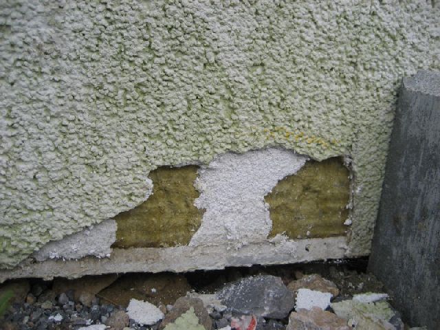 BAU.DE / BAU-Forum: 1. Bild zu Frage "Au&szlig;enputz br&ouml;ckelt: Ursachen, Sanierung & Kosten beim Fertighaus?" im BAU-Forum "Au&szlig;enw&auml;nde und Fassaden"