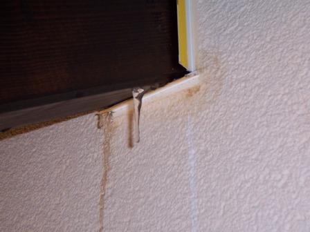 BAU.DE / BAU-Forum: 1. Bild zu Antwort "WDVS Kondensat: Foto mit Eisbildung &ndash; Detailaufnahme" auf die Frage "WDVS: Kondenswasser an Sparren & Schalung &ndash; Ursachen, Folgen & Sanierung?" im BAU-Forum "Au&szlig;enw&auml;nde und Fassaden"