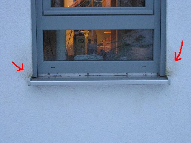 BAU.DE / BAU-Forum: 1. Bild zu Antwort "Fassadensch&auml;den: Fensterbereich &ndash; Feuchtigkeit im Detail" auf die Frage "Feuchter Au&szlig;enputz: Ursachen, Folgen & Sanierungskosten bei Stockflecken?" im BAU-Forum "Au&szlig;enw&auml;nde und Fassaden"