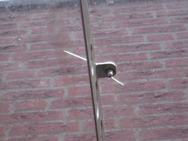 BAU.DE / BAU-Forum: 1. Bild zu Antwort "Detailfoto: Riss im Glasvordach an der Bohrung" auf die Frage "Glasvordach Riss an Bohrung: Gewährleistung Bauträger? Ursache, Kosten, Fristen?" im BAU-Forum "Außenwände und Fassaden" BAU.DE / BAU-Forum: 1. Bild zu Antwort "Detailfoto: Riss im Glasvordach an der Bohrung" auf die Frage "Glasvordach Riss an Bohrung: Gewährleistung Bauträger? Ursache, Kosten, Fristen?" im BAU-Forum "Außenwände und Fassaden"