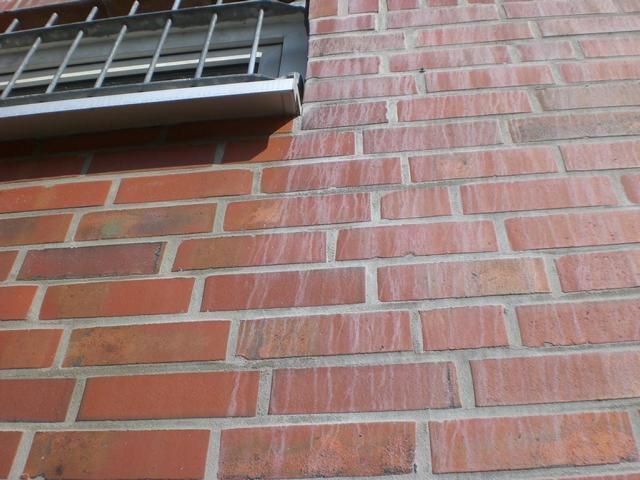 BAU.DE / BAU-Forum: 2. Bild zu Antwort "Klinkerfassade: Fotos der Verschmutzung – Ursachenforschung und Reinigungsoptionen" auf die Frage "Zementschleier auf Klinker nach Sanierung: Ursachen, Entfernung & Vorbeugung?" im BAU-Forum "Außenwände und Fassaden" BAU.DE / BAU-Forum: 2. Bild zu Antwort "Klinkerfassade: Fotos der Verschmutzung – Ursachenforschung und Reinigungsoptionen" auf die Frage "Zementschleier auf Klinker nach Sanierung: Ursachen, Entfernung & Vorbeugung?" im BAU-Forum "Außenwände und Fassaden"