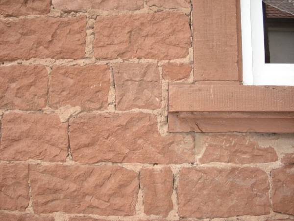 BAU.DE / BAU-Forum: 1. Bild zu Frage "Sandsteinhaus Fassadend&auml;mmung: Aufbau, Material & Kosten bei unebener Wand?" im BAU-Forum "Au&szlig;enw&auml;nde und Fassaden"