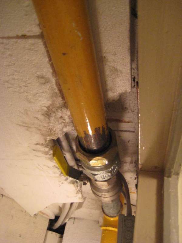 BAU.DE / BAU-Forum: 1. Bild zu Antwort "Polystyrol Kellerdecke: Gasrohre ohne Brandschutzm&ouml;rtel!" auf die Frage "Polystyrol als Brandbeschleuniger im Wohnbau: Was tun bei Unt&auml;tigkeit der Bauaufsicht?" im BAU-Forum "Au&szlig;enw&auml;nde und Fassaden"