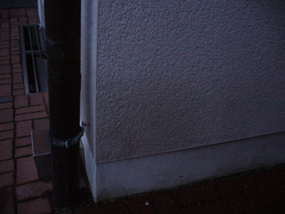 BAU.DE / BAU-Forum: 2. Bild zu Antwort "Bilder-Upload: Zus&auml;tzliches Foto des Feuchtigkeitsschadens" auf die Frage "Feuchter Putz unter Treppe: Ursachen, Kosten der Sanierung & Risiken?" im BAU-Forum "Au&szlig;enw&auml;nde und Fassaden"