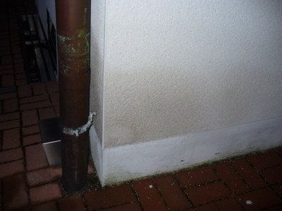 BAU.DE / BAU-Forum: 3. Bild zu Antwort "Bilder-Upload: Zus&auml;tzliches Foto des Feuchtigkeitsschadens" auf die Frage "Feuchter Putz unter Treppe: Ursachen, Kosten der Sanierung & Risiken?" im BAU-Forum "Au&szlig;enw&auml;nde und Fassaden"