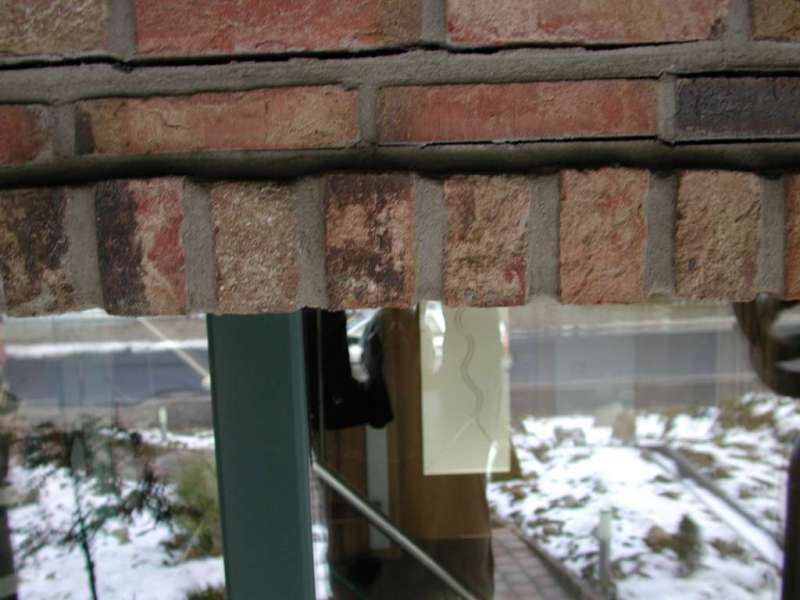 BAU.DE / BAU-Forum: 2. Bild zu Frage "Klinkerrollschicht über Tür gerissen & gesenkt: Ursachen, Reparatur & Gewährleistung?" im BAU-Forum "Außenwände und Fassaden" BAU.DE / BAU-Forum: 2. Bild zu Frage "Klinkerrollschicht über Tür gerissen & gesenkt: Ursachen, Reparatur & Gewährleistung?" im BAU-Forum "Außenwände und Fassaden"