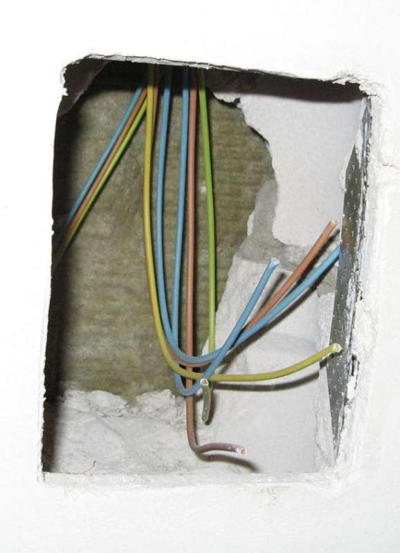 BAU.DE / BAU-Forum: 1. Bild zu Antwort "Schallschutz Doppelhaush&auml;lfte: Wanddicke, Schlitze und D&auml;mpfung" auf die Frage "Schallschutz Doppelhaush&auml;lfte mangelhaft: Was tun? Kosten f&uuml;r Gutachter & Sanierung?" im BAU-Forum "Au&szlig;enw&auml;nde und Fassaden"