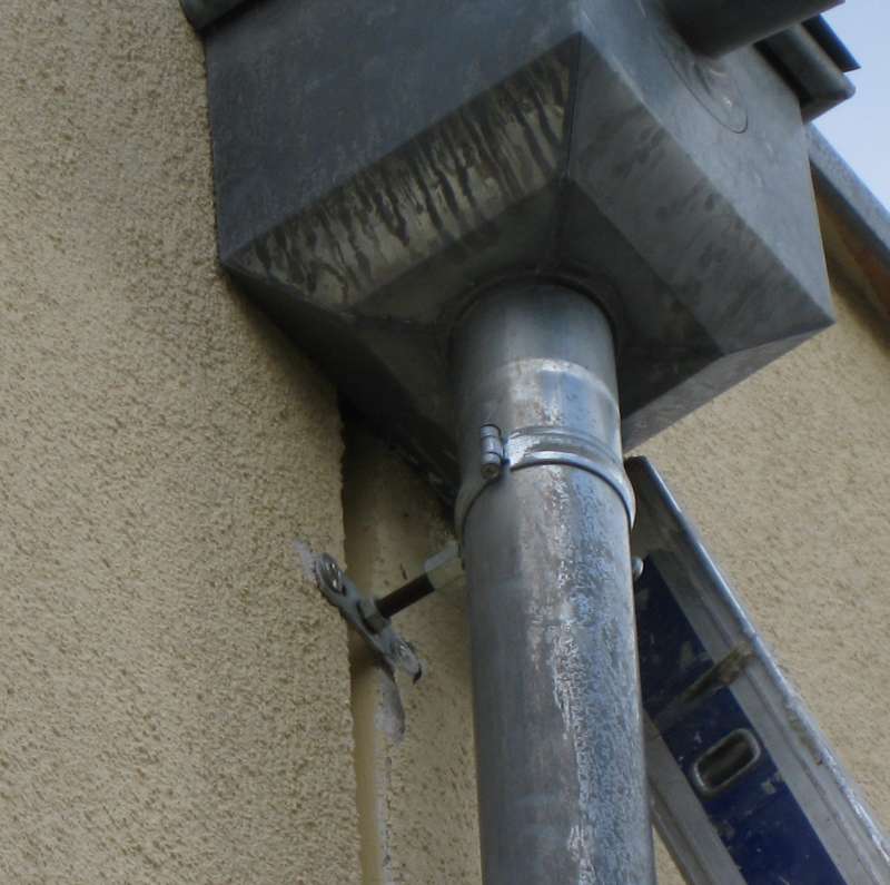 BAU.DE / BAU-Forum: 1. Bild zu Frage "WDVS Putzschaden durch Fallrohrbefestigung: Ursachen, Reparatur & Kosten?" im BAU-Forum "Au&szlig;enw&auml;nde und Fassaden"