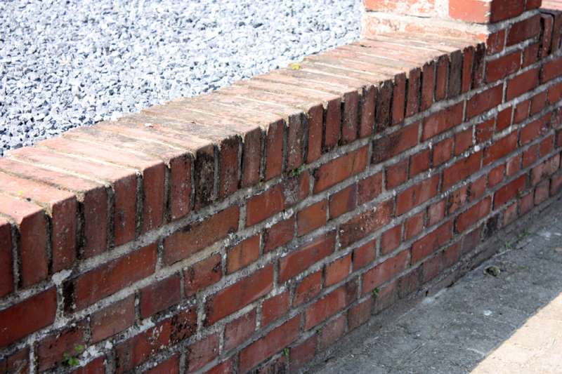 BAU.DE / BAU-Forum: 2. Bild zu Frage "Backsteinmauer reinigen: Flechten, Moose & Patina entfernen – Methoden & Risiken?" im BAU-Forum "Außenwände und Fassaden" BAU.DE / BAU-Forum: 2. Bild zu Frage "Backsteinmauer reinigen: Flechten, Moose & Patina entfernen – Methoden & Risiken?" im BAU-Forum "Außenwände und Fassaden"