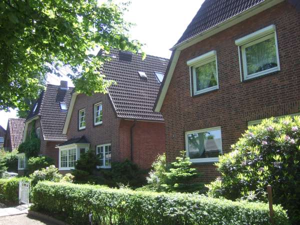 BAU.DE / BAU-Forum: 1. Bild zu Antwort "Fassaden-Beispiele: Jahrzehnte alte Fassaden in Hamburg" auf die Frage "W&auml;rmeziegel 36,5 cm: EnEV-konform? D&auml;mmwert, T11-Ziegel & Vergleich aktueller Standards" im BAU-Forum "Au&szlig;enw&auml;nde und Fassaden"