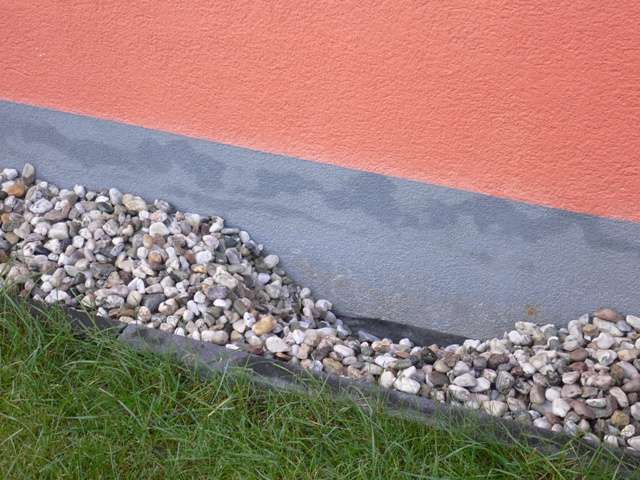 BAU.DE / BAU-Forum: 1. Bild zu Antwort "Problem offen: Hydrophobierung bei Kunstharzputz unzureichend?" auf die Frage "Feuchtigkeit im Sockelputz: Ursachen, Folgen & Sanierung bei aufsteigender N&auml;sse?" im BAU-Forum "Au&szlig;enw&auml;nde und Fassaden"