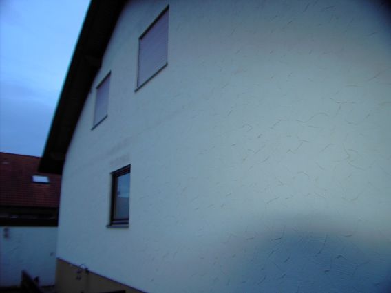 BAU.DE / BAU-Forum: 3. Bild zu Frage "Schwarze Flecken Fassade: Ursachen, Entfernung & Vorbeugung bei Putzfassade?" im BAU-Forum "Au&szlig;enw&auml;nde und Fassaden"