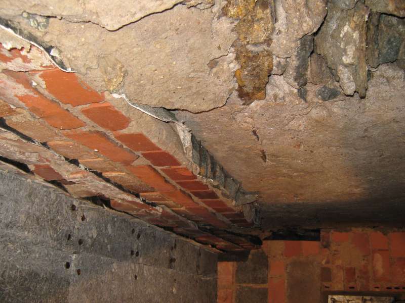 BAU.DE / BAU-Forum: 1. Bild zu Frage "Feuchte Stadtmauer abdichten: Innendichtung mit Dichtschlämme? Baurecht & Risiken" im BAU-Forum "Außenwände und Fassaden" BAU.DE / BAU-Forum: 1. Bild zu Frage "Feuchte Stadtmauer abdichten: Innendichtung mit Dichtschlämme? Baurecht & Risiken" im BAU-Forum "Außenwände und Fassaden"