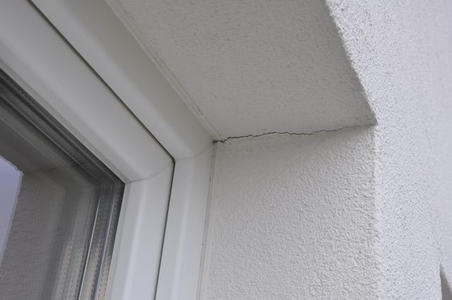 BAU.DE / BAU-Forum: 1. Bild zu Frage "WDVS Putzrisse: Ursachen, Gefahren & Sanierungskosten bei Fensterlaibungen?" im BAU-Forum "Außenwände und Fassaden" BAU.DE / BAU-Forum: 1. Bild zu Frage "WDVS Putzrisse: Ursachen, Gefahren & Sanierungskosten bei Fensterlaibungen?" im BAU-Forum "Außenwände und Fassaden"