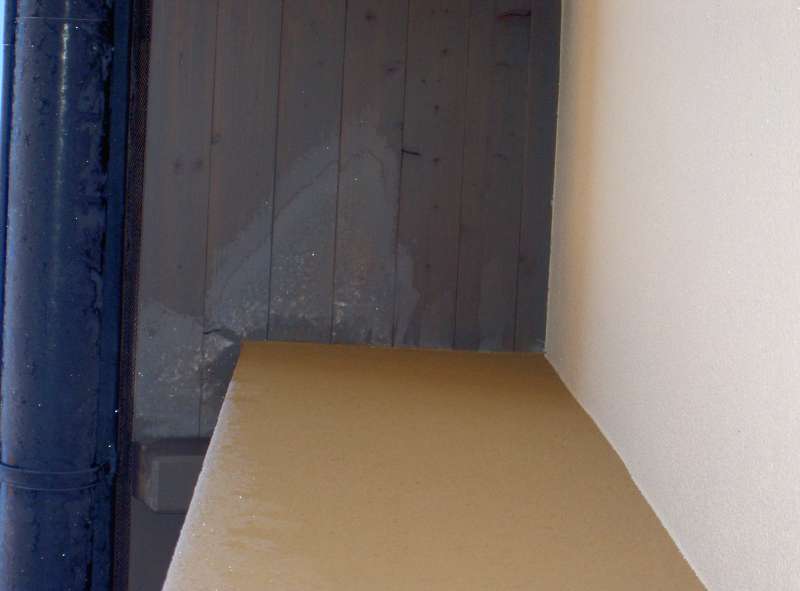 BAU.DE / BAU-Forum: 1. Bild zu Frage "Kondensat nach Fassadendämmung: Ursachen, Folgen & Sanierung der Untersichtschalung?" im BAU-Forum "Außenwände und Fassaden" BAU.DE / BAU-Forum: 1. Bild zu Frage "Kondensat nach Fassadendämmung: Ursachen, Folgen & Sanierung der Untersichtschalung?" im BAU-Forum "Außenwände und Fassaden"