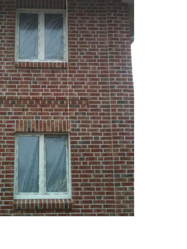 BAU.DE / BAU-Forum: 1. Bild zu Antwort "Verblendfassade Versatz: Fenster&ouml;ffnung komplett versetzt &ndash; Bildbeweis!" auf die Frage "Verblendfassade Toleranzen: 4 cm Versatz zul&auml;ssig? Kosten & Mangelbeseitigung?" im BAU-Forum "Au&szlig;enw&auml;nde und Fassaden"