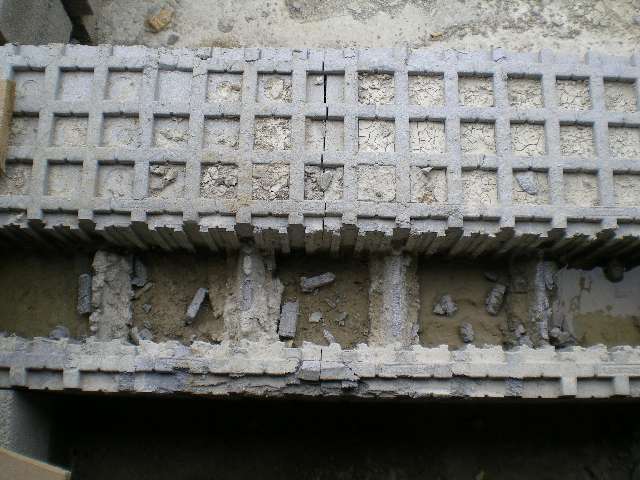 BAU.DE / BAU-Forum: 3. Bild zu Antwort "Bilder zu Isorast Rissen in Betonwand" auf die Frage "Isorast Risse in Betonwand: Ursachen, Risiken & Sanierungskosten?" im BAU-Forum "Au&szlig;enw&auml;nde und Fassaden"